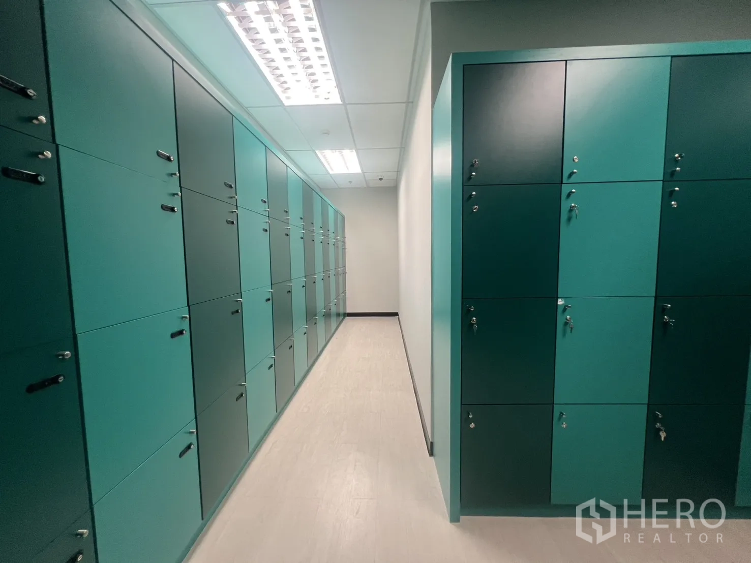 สำนักงาน ให้เช่าในHuai Khwang, Bangkok - โถงตู้ล็อกเกอร์สีเขียวเทียลพร้อมกุญแจสำหรับเก็บของปลอดภัย