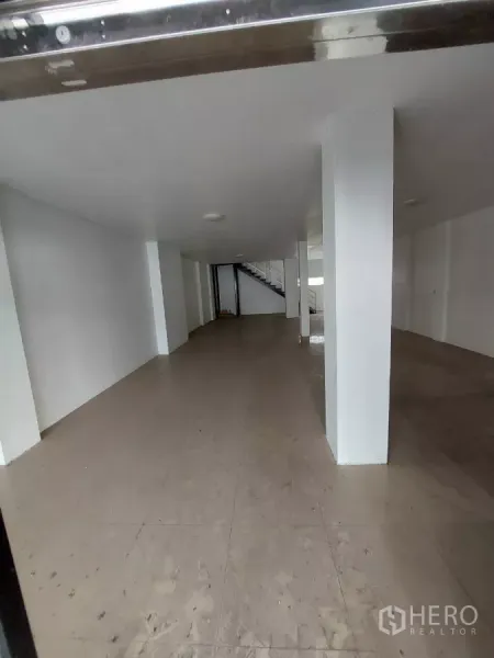 Home Office for rent in Yan Nawa, Bangkok - Open-plan ground floor of two-unit home office with columns and tiled flooring.
