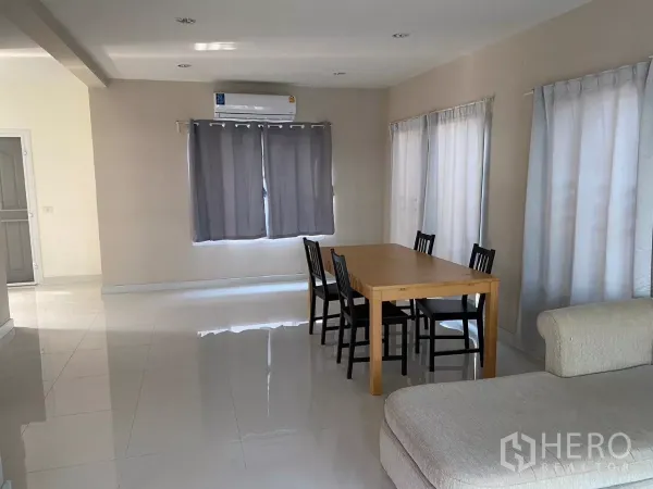 บ้าน ให้เช่าหรือขายในSuan Luang, Bangkok - ห้องนั่งเล่น–รับประทานอาหารกว้าง พื้นกระเบื้อง ผ้าม่าน และแอร์ผนัง