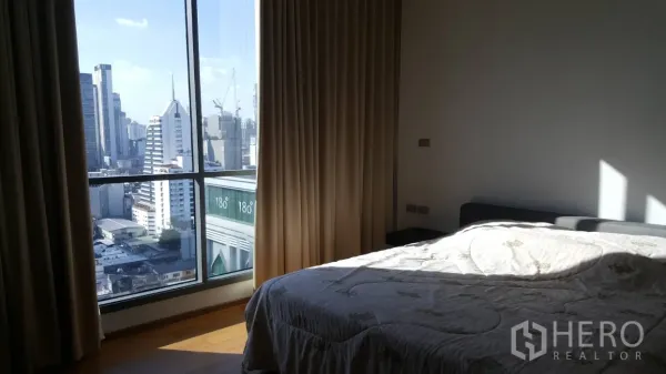 คอนโด ให้เช่าในWatthana, Bangkok - ห้องนอนหลักสว่างพร้อมหน้าต่างบานใหญ่และวิวเมืองแบบพาโนรามา