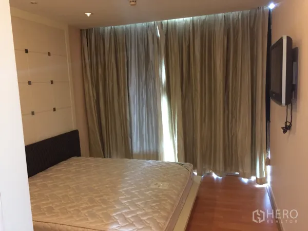 คอนโด ให้เช่าในSathon, Bangkok - ห้องนอนอบอุ่น เตียงควีน ผ้าม่านทึบแสง และทีวีติดผนัง