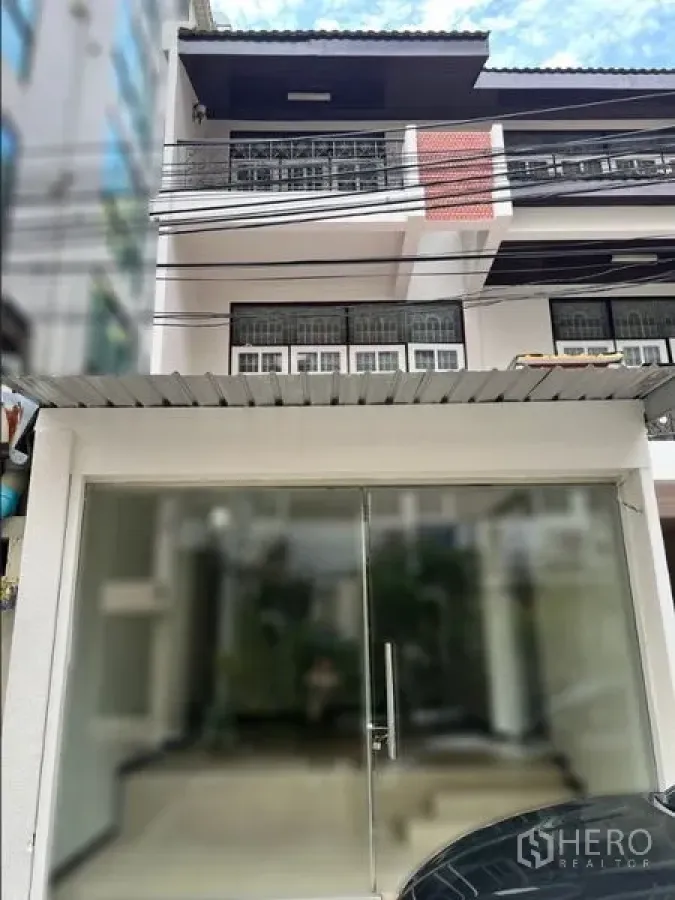 零售空间 出租在Watthana, Bangkok - 三层建筑一层的玻璃门面商铺入口，临街立面，采光良好。