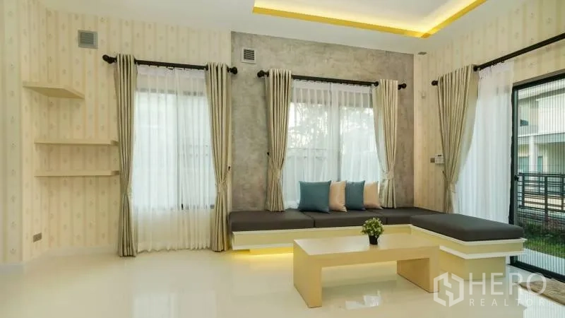 独立式住宅 出租或出售在Lat Krabang, Bangkok - 转角会客区设嵌入式长椅、大面积采光窗与LED底部灯带。
