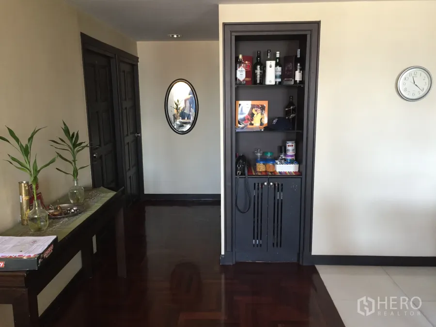 公寓 出租或出售在Khlong Toei, Bangkok - 曼谷空堤区公寓入户走廊，深色拼花木地板、玄关台与内嵌柜。