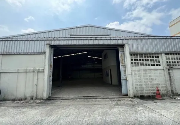 คลังสินค้า ให้เช่าในWatthana, Bangkok - ด้านหน้าอาคารอุตสาหกรรม ช่องเปิดขนาดใหญ่สำหรับรถบรรทุก