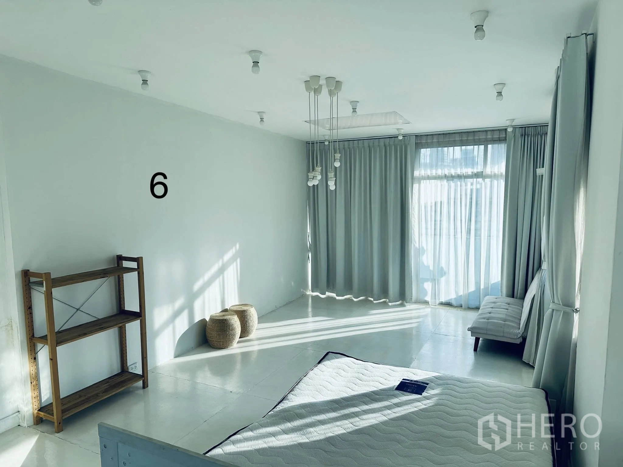 ตึกแถว for rent in Watthana, Bangkok - ห้องชั้นบนสว่าง มีหน้าต่างม่านโปร่ง โคมหลอดไฟ ชั้นวางไม้ และที่นอน