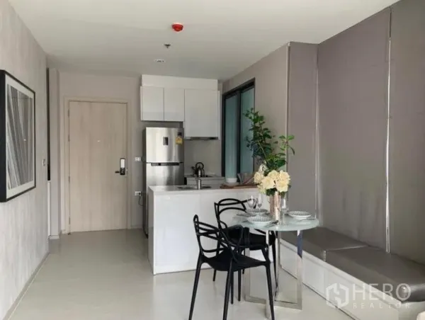 公寓 出租在Khlong Toei, Bangkok - 精致现代厨房，配冰箱、水槽中岛与靠窗小餐桌。