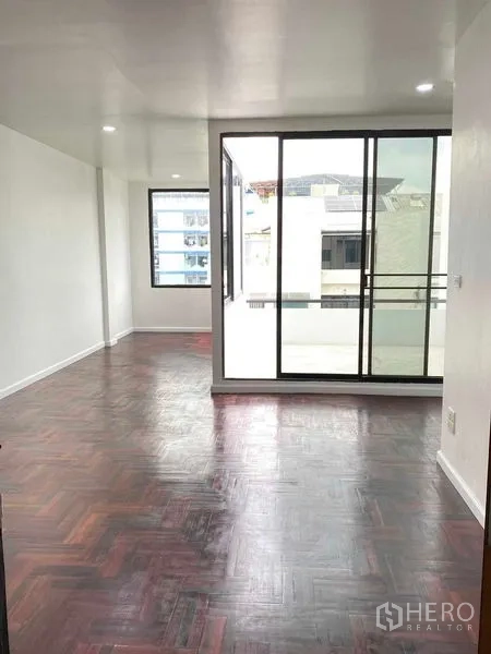 带办公室的家 出租或出售在Suan Luang, Bangkok - 狭长开放空间，落地推拉门通往阳台，木纹地板。