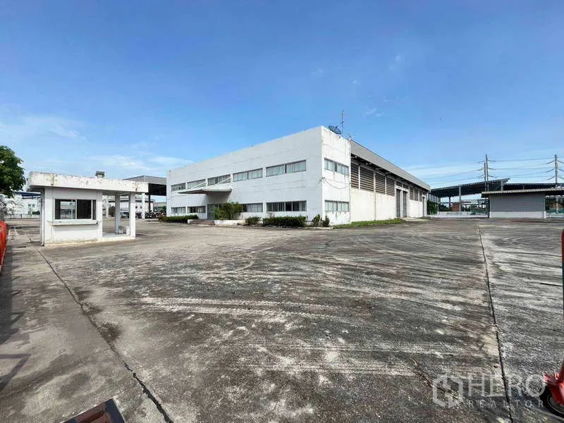 货栈 出租在Lat Krabang, Bangkok - 园区内带警卫室与大型混凝土场地的仓库。