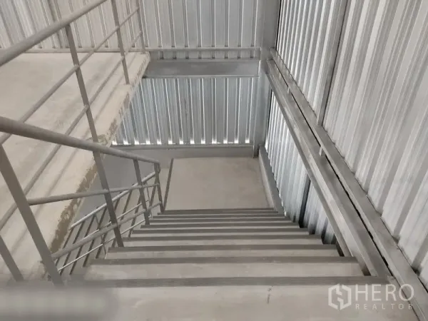 คลังสินค้า ให้เช่าในBang Kapi, Bangkok - บันไดเหล็กแข็งแรงเชื่อมชั้นล่างกับชั้นลอยภายในโกดัง