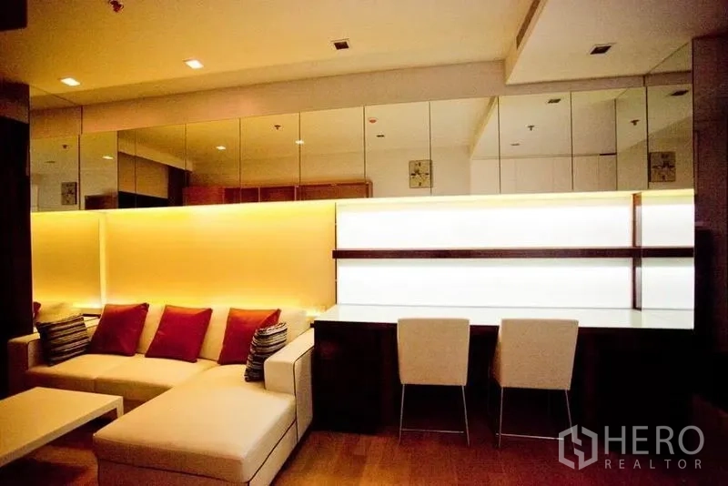 คอนโด ให้เช่าหรือขายในWatthana, Bangkok - โต๊ะทำงานสำหรับสองที่นั่งข้างผนังไฟซ่อนและกระจกบานใหญ่