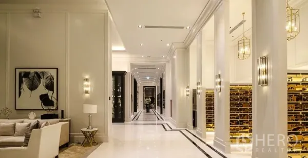 คอนโด ให้เช่าในPathum Wan, Bangkok - โถงล็อบบี้หินอ่อนกว้างพร้อมมุมนั่งเล่นและไฟตกแต่งหรู