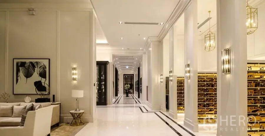 คอนโด ให้เช่าในPathum Wan, Bangkok - โถงล็อบบี้หินอ่อนกว้างพร้อมมุมนั่งเล่นและไฟตกแต่งหรู