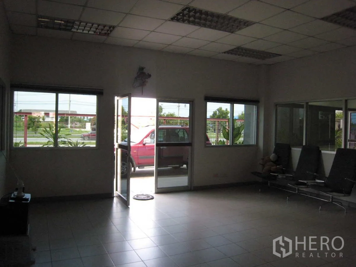 โรงงาน ให้เช่าในLat Lum Kaeo, Pathum Thani - โถงต้อนรับชั้นล่างของสำนักงาน พื้นกระเบื้อง หน้าต่าง และประตูกระจก