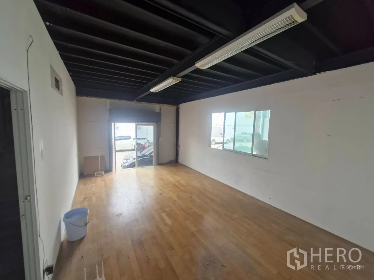 货栈 出租在Thung Khru, Bangkok - 明亮办公室，木地板、窗户与日光灯