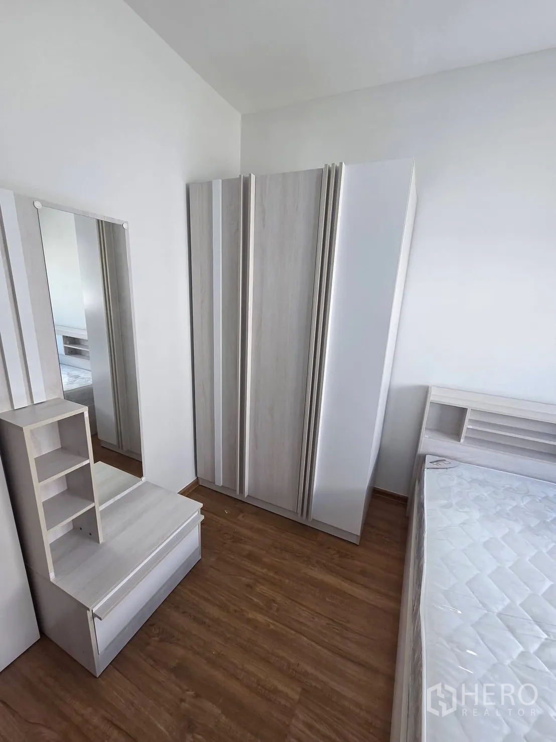 ทาวน์เฮาส์ for rent in Bang Phli, Samut Prakan - ชุดเฟอร์นิเจอร์ห้องนอนพร้อมตู้เสื้อผ้า โต๊ะเครื่องแป้ง และพื้นลายไม้