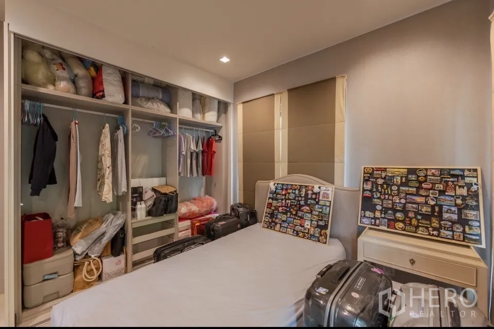 独栋房屋 for rent or sale in Bang Kapi, Bangkok - 卧室，内置开放式衣柜与床。