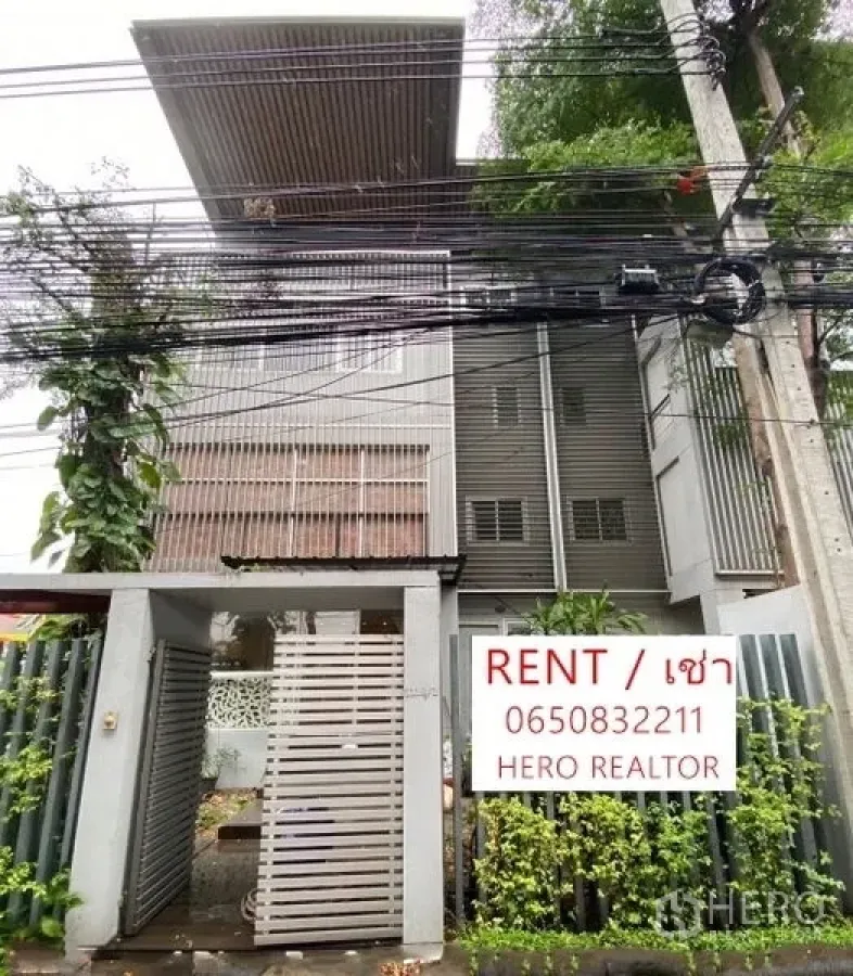 สำนักงานที่บ้าน ให้เช่าหรือขายในSuan Luang, Bangkok - ด้านหน้าตึกโฮมออฟฟิศสมัยใหม่หลายชั้น พร้อมประตูรั้วและป้ายให้เช่า ที่สวนหลวง