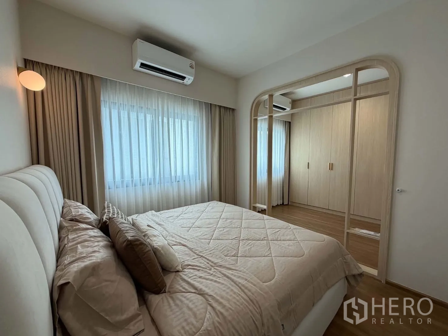 ทาวน์เฮาส์ for rent in Bang Phli, Samut Prakan - ห้องนอนพร้อมผ้าม่านสีอ่อน เตียง และผนังตู้เสื้อผ้าพร้อมไฟส่อง