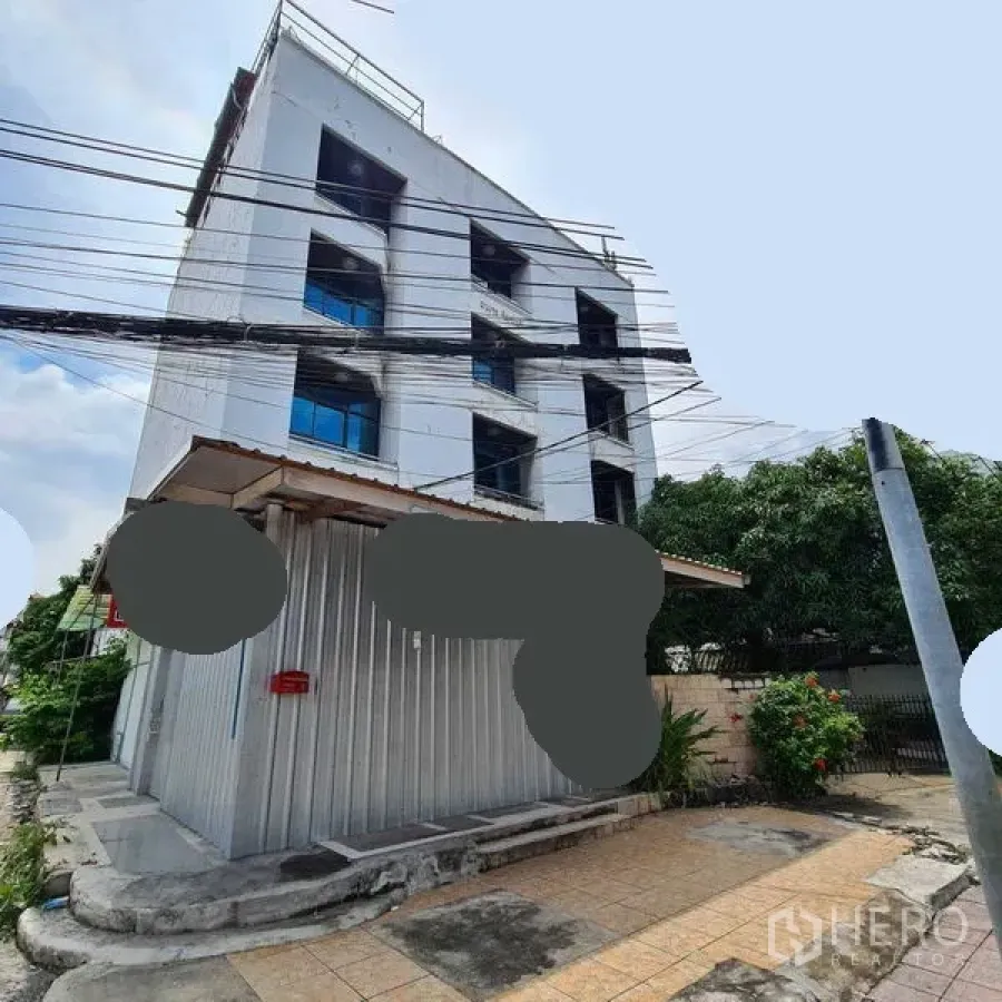 办公空间 出租在Yan Nawa, Bangkok - 多层办公楼外观，带大门、绿植与街边电线。