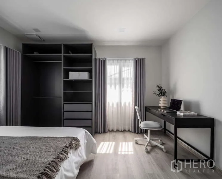 Detached House for rent or sale in Bang Phli, Samut Prakan - Bedroom corner featuring a study desk by the window and shelving unit.