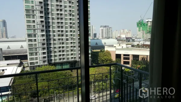 公寓 出租或出售在Ratchathewi, Bangkok - 阳台视野可见高楼、绿地与主干道的市景。