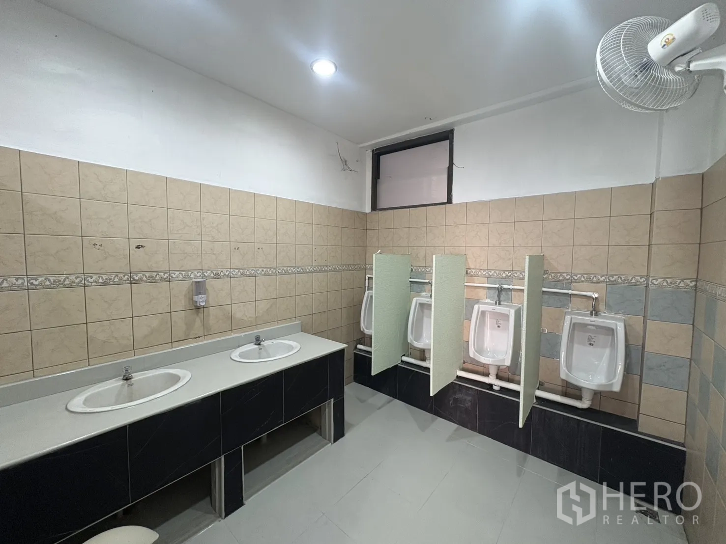 货栈 出租在Bang Phli, Samut Prakan - 男卫生间带小便池与双洗手台。
