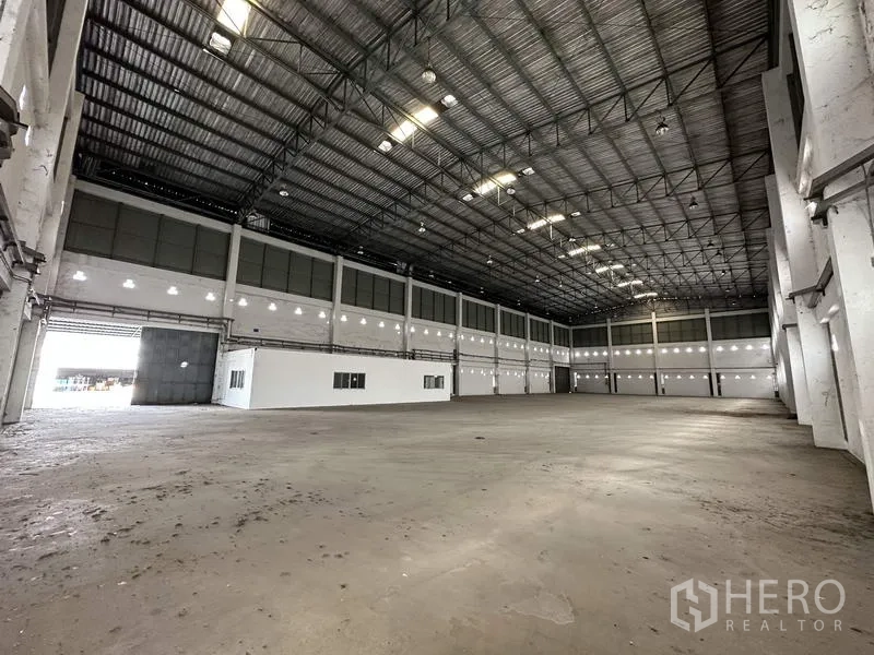 Factory for rent in Bang Bua Thong, Nonthaburi - Open production hall with internal office block and wide access door.