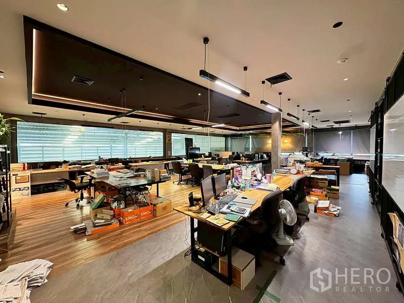 Warehouse for rent in Prawet, Bangkok - Large open-plan office with multiple workstations and suspended lighting.
