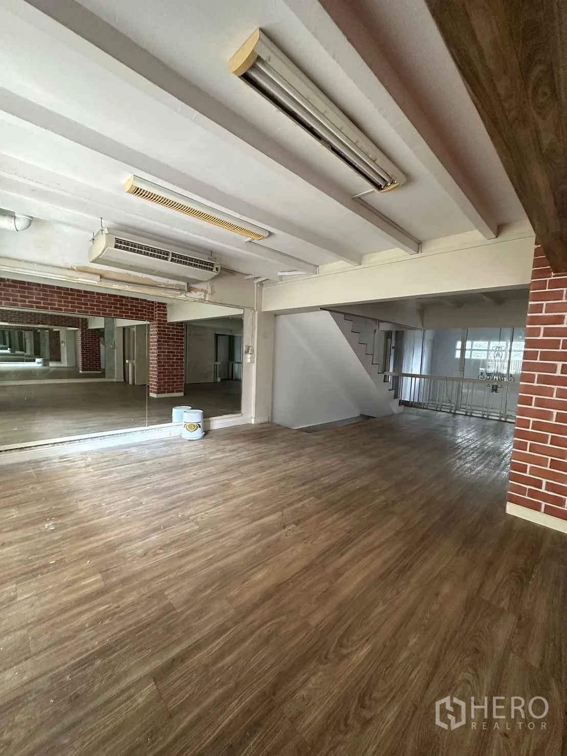 零售空间 出租在Watthana, Bangkok - 带整面镜子的工作室区域，木地板与楼梯