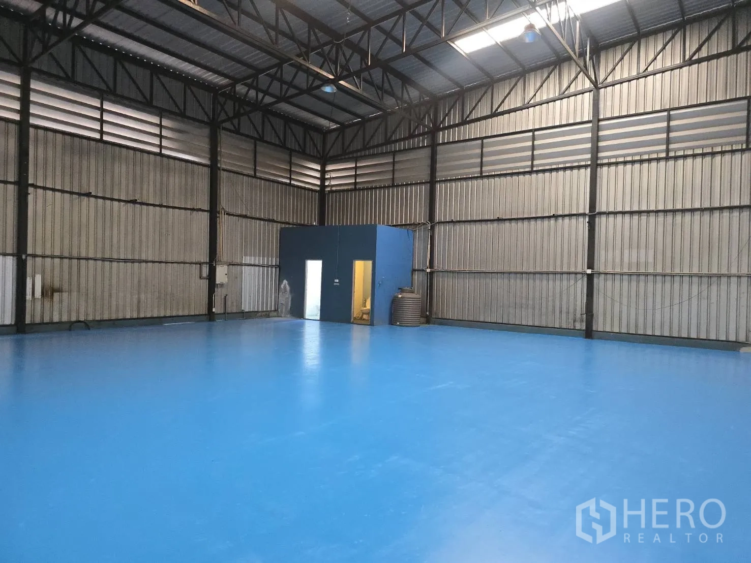 仓库 for rent in Bang Phli, Samut Prakan - 仓库区域配环氧地坪、设备间及可引入自然光的屋面板。