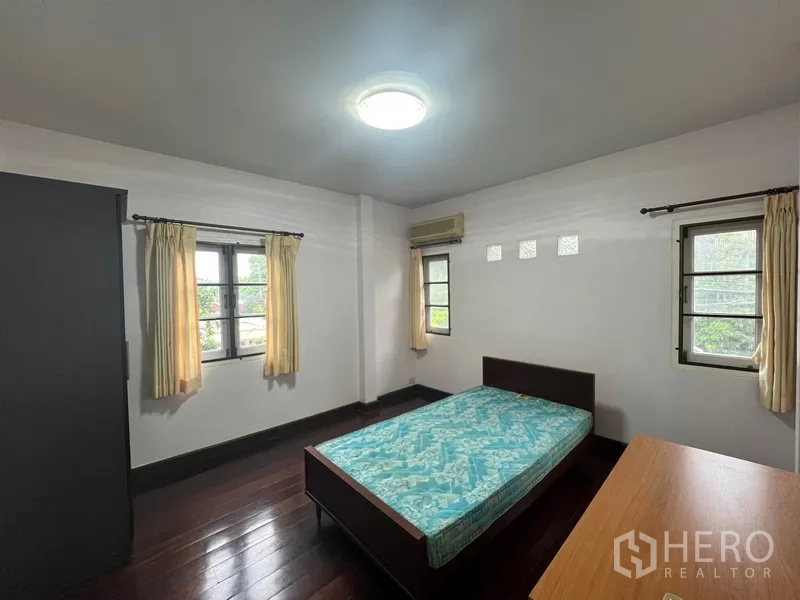 บ้าน ให้เช่าในBang Na, Bangkok - ห้องนอนที่สอง ผนังสีขาว หน้าต่างหลายบานและแอร์