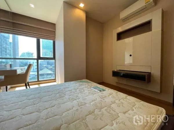 公寓 出租在Bang Rak, Bangkok - 卧室带大窗与城市景观，内置墙面柜