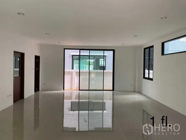 Home Office for rent or sale in Bang Phli, Samut Prakan - Spacious ground-floor open plan area with glossy tiles and sliding glass doors ideal for office or showroom.