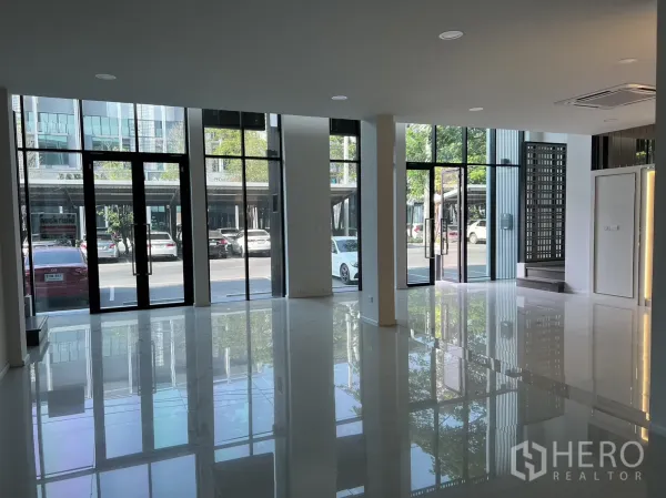 Home Office for rent in Bang Phli, Samut Prakan - Bright lobby area with large glass doors and street views providing natural light.