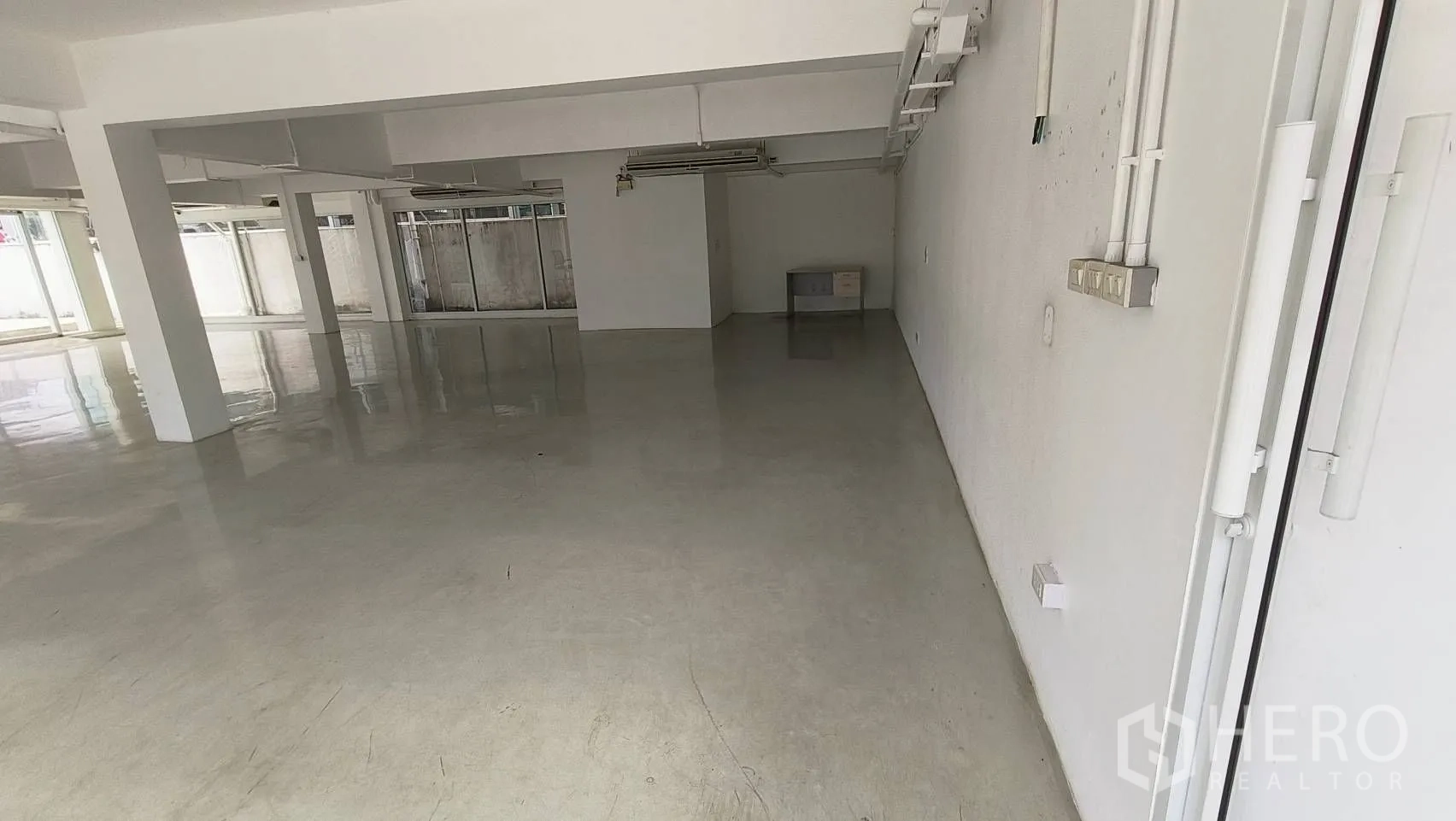 办公空间 出租在Khlong Toei, Bangkok - 宽敞工作区，反光地面与玻璃隔断。