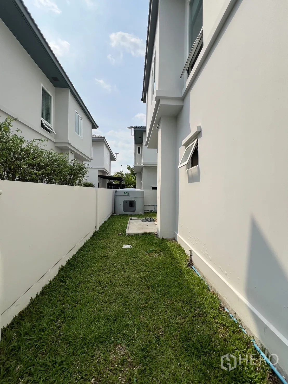 独立式住宅 出租在Prawet, Bangkok - 房屋一侧狭长草地与机电设备区。