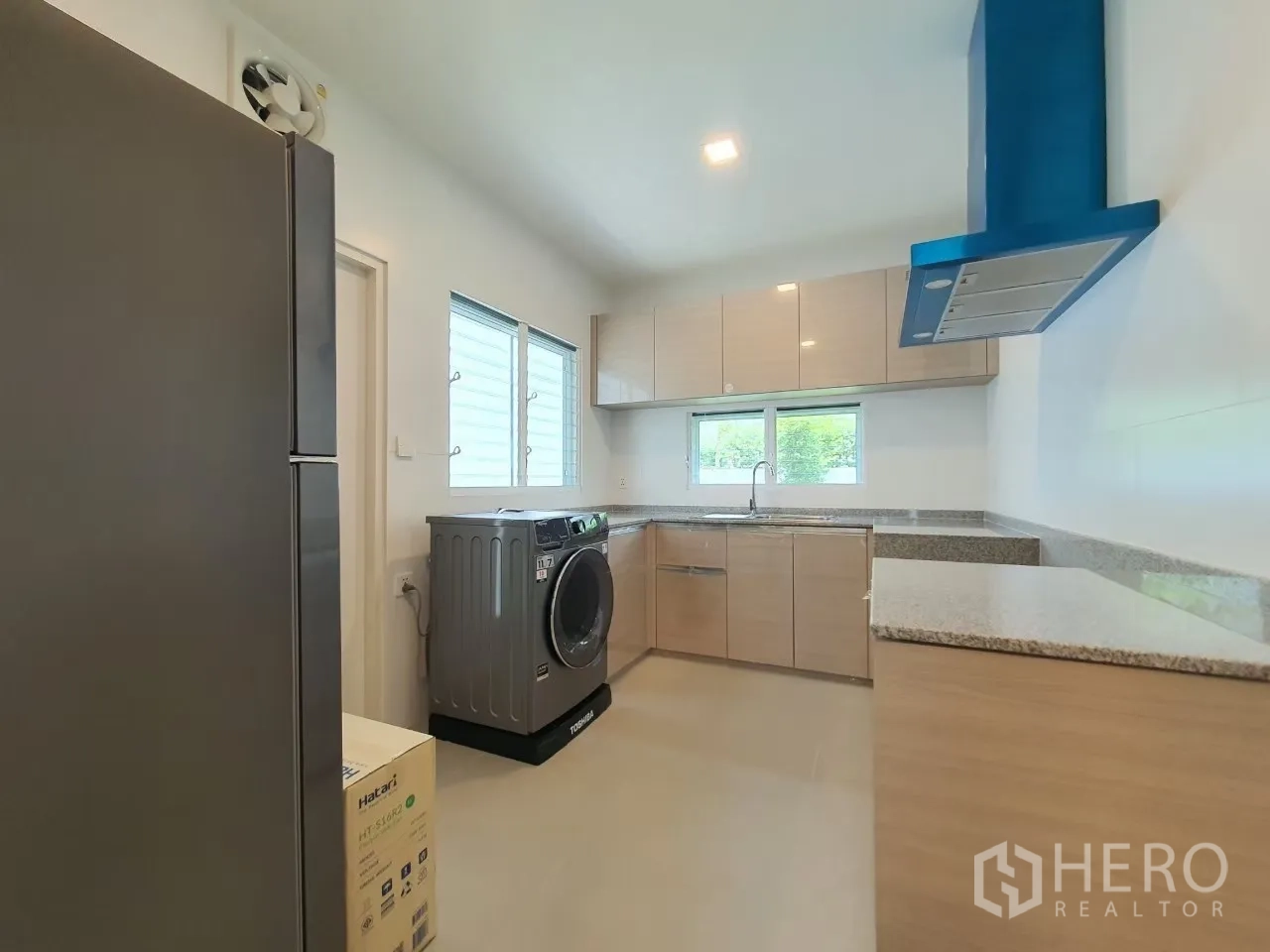 独立式住宅 出租在Prawet, Bangkok - 封闭式厨房，花岗岩台面、油烟机与家电齐备。