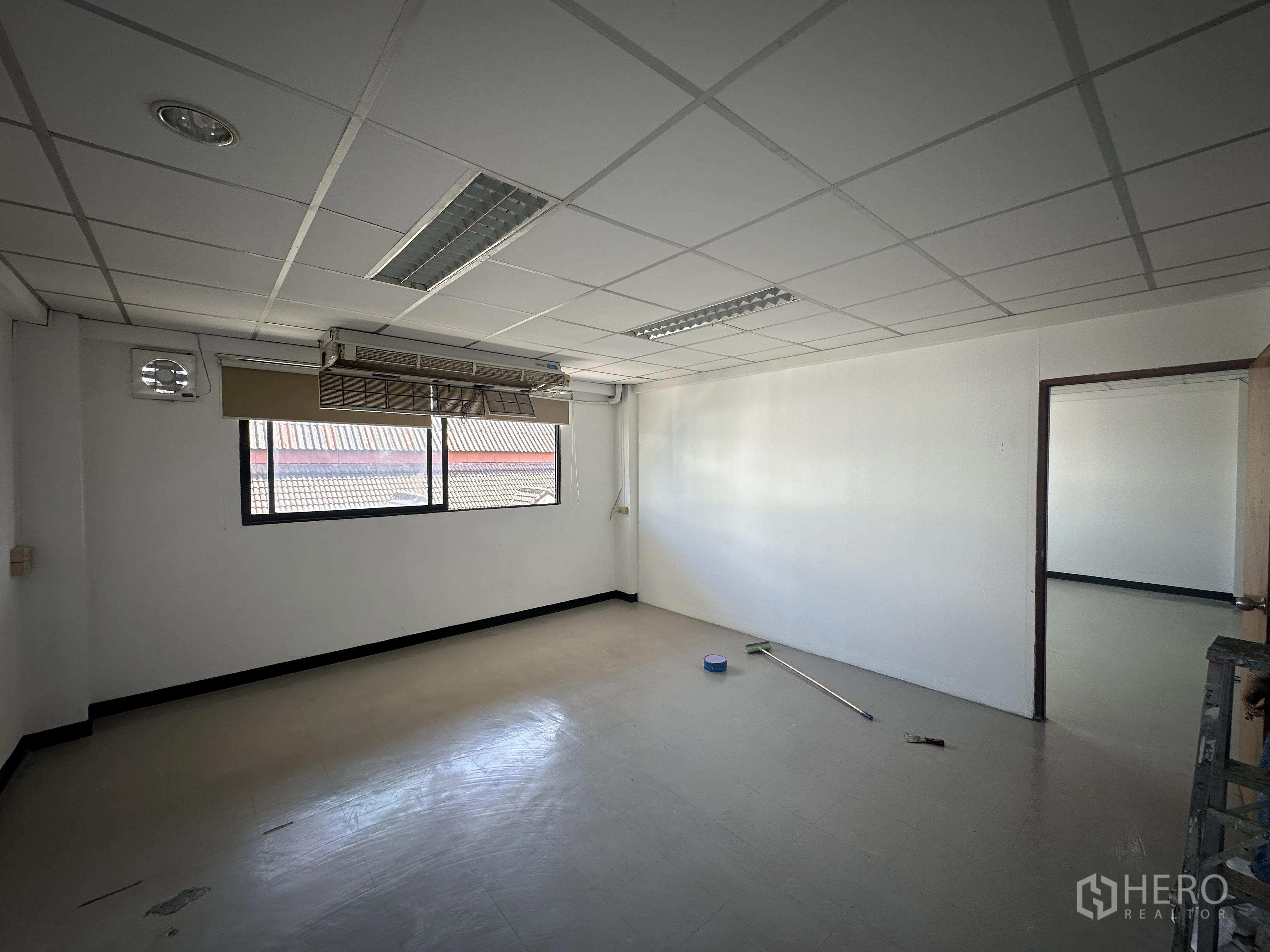 ออฟฟิศ for rent in Watthana, Bangkok - ห้องทำงานส่วนตัวพร้อมหน้าต่างบานยาว มู่ลี่ เพดานไฟ และประตูเชื่อมพื้นที่หลัก