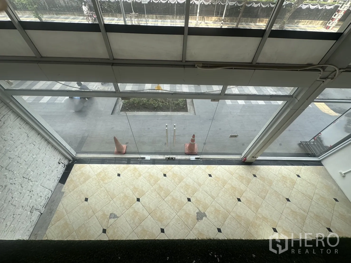 Retail Space for rent in Pathum Wan, Bangkok - Overhead view of the entrance lobby and sidewalk through the glass front.