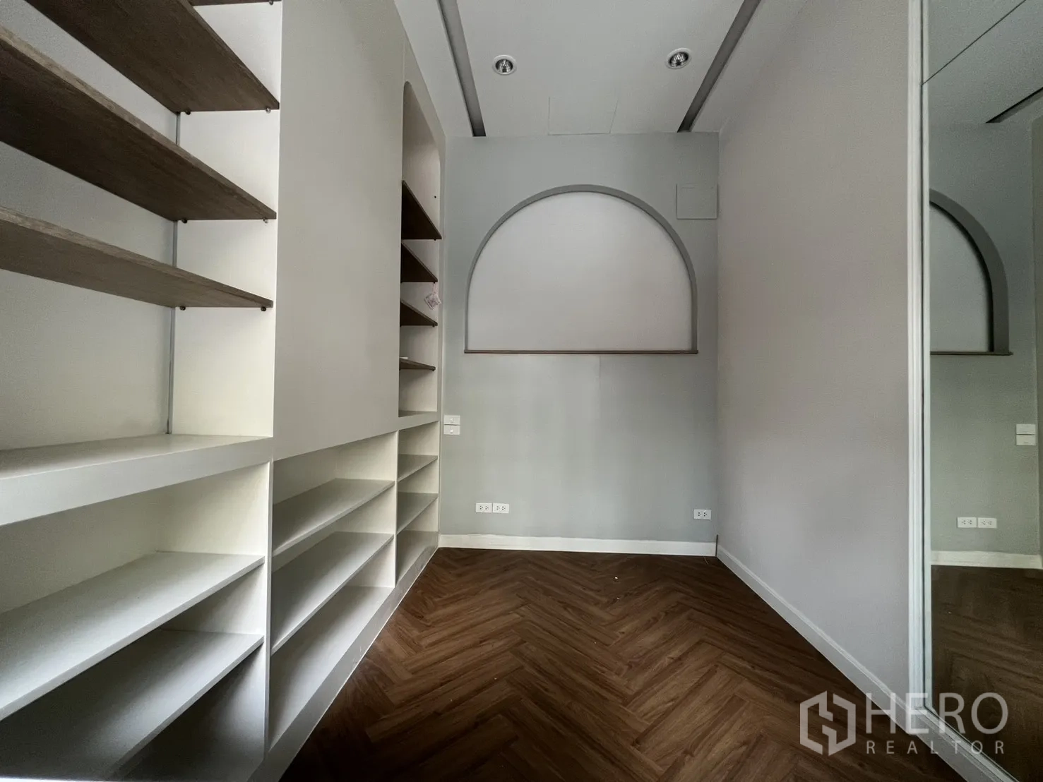 พื้นที่ขายของ for rent in Watthana, Bangkok - ห้องขนาดกะทัดรัดพร้อมชั้นวางบิลต์อิน พื้นลายก้างปลา และช่องโค้งตกแต่ง