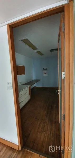 สำนักงาน ให้เช่าในWatthana, Bangkok - ห้องทำงานส่วนตัวขนาดกะทัดรัด พร้อมตู้บิวท์อิน โต๊ะ และไฟฝังฝ้า.