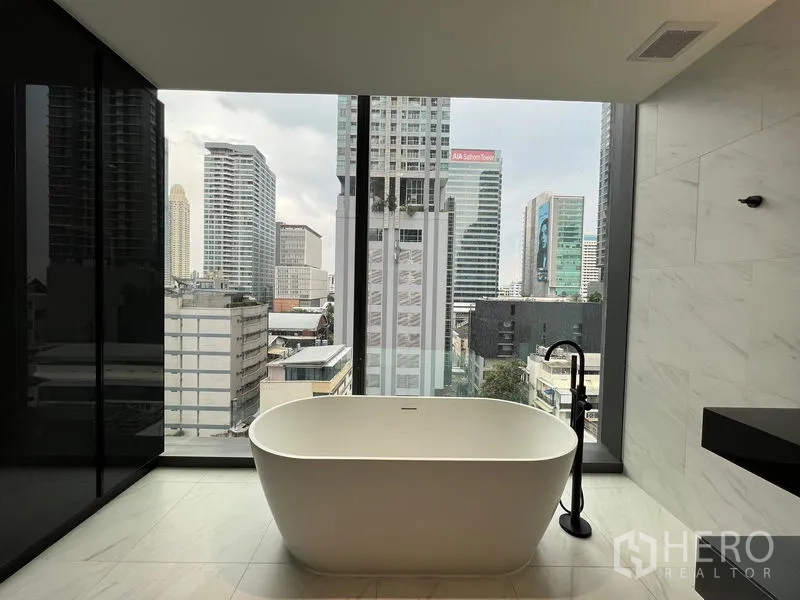คอนโด ให้เช่าในBang Rak, Bangkok - อ่างอาบน้ำทรงรีริมหน้าต่างสูงจรดเพดาน เห็นสกายไลน์