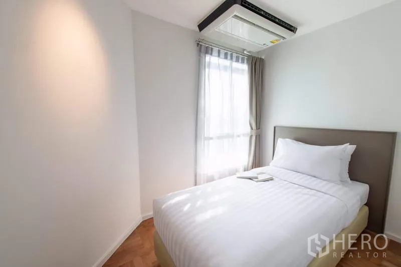 Apartment for rent - Cozy secondary bedroom with single bed, natural light and ceiling cassette air-conditioner.