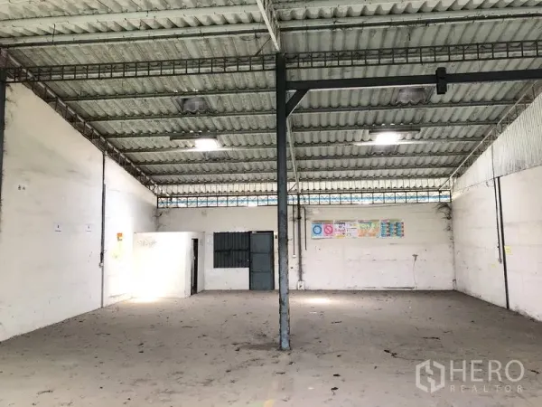 货栈 出租在Khlong Luang, Pathum Thani - 宽敞库房，挑高屋顶与中心立柱，后方有功能房。