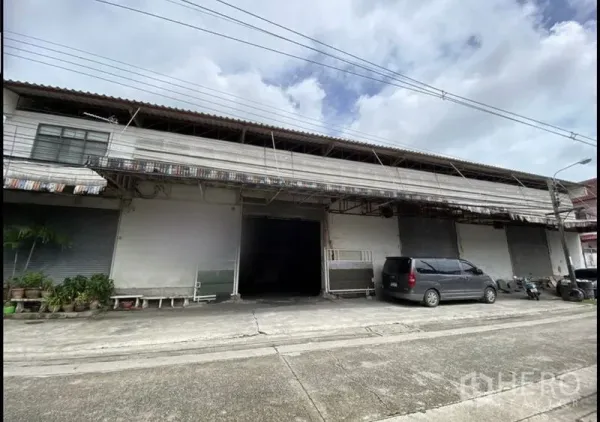คลังสินค้า ให้เช่าในBang Khun Thian, Bangkok - ด้านหน้าโกดังติดถนนในบางขุนเทียน ประตูม้วนหลายบาน มีช่องโหลดสินค้าและที่จอดรถ