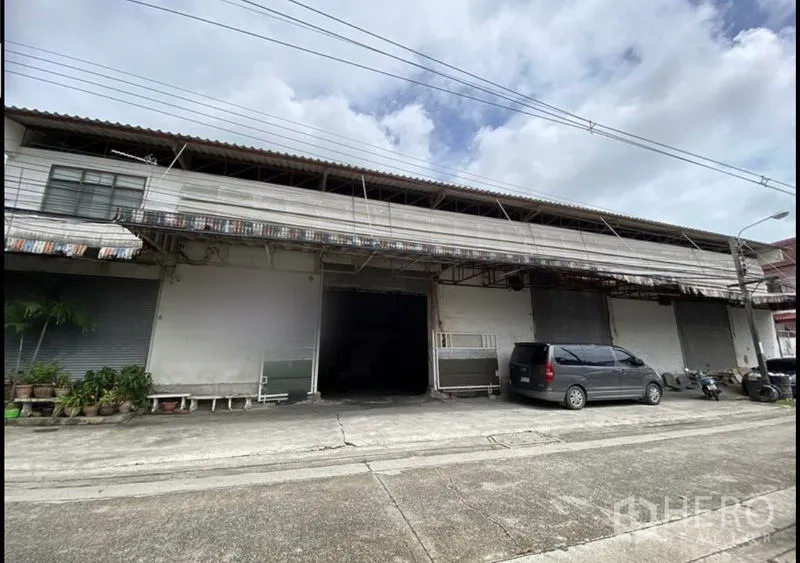 คลังสินค้า ให้เช่าในBang Khun Thian, Bangkok - ด้านหน้าโกดังติดถนนในบางขุนเทียน ประตูม้วนหลายบาน มีช่องโหลดสินค้าและที่จอดรถ