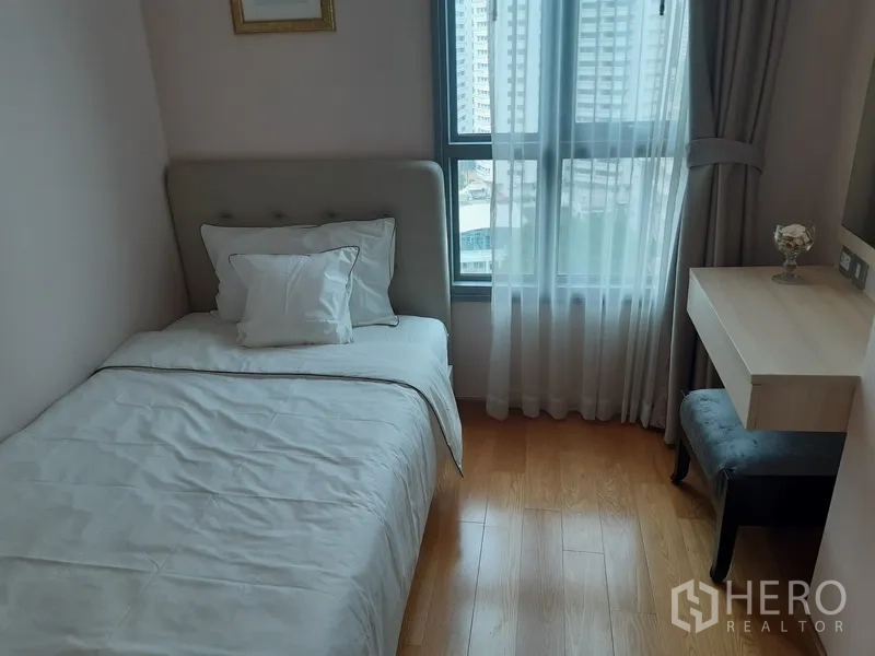 公寓 出租在Watthana, Bangkok - 次卧配单人床、小书桌与观景窗。