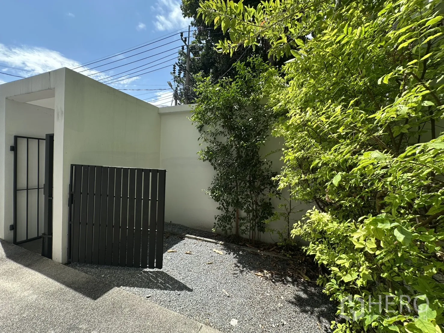 โฮมออฟฟิศ for rent in Phra Khanong, Bangkok - ลานกรวดขนาดเล็กมีต้นไม้ร่มรื่นและกำแพงสูงล้อมรอบ.