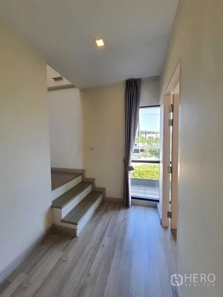 带办公室的家 出租在Saphan Sung, Bangkok - 楼梯过道，大幅落地窗引入自然光，短阶通往楼上。